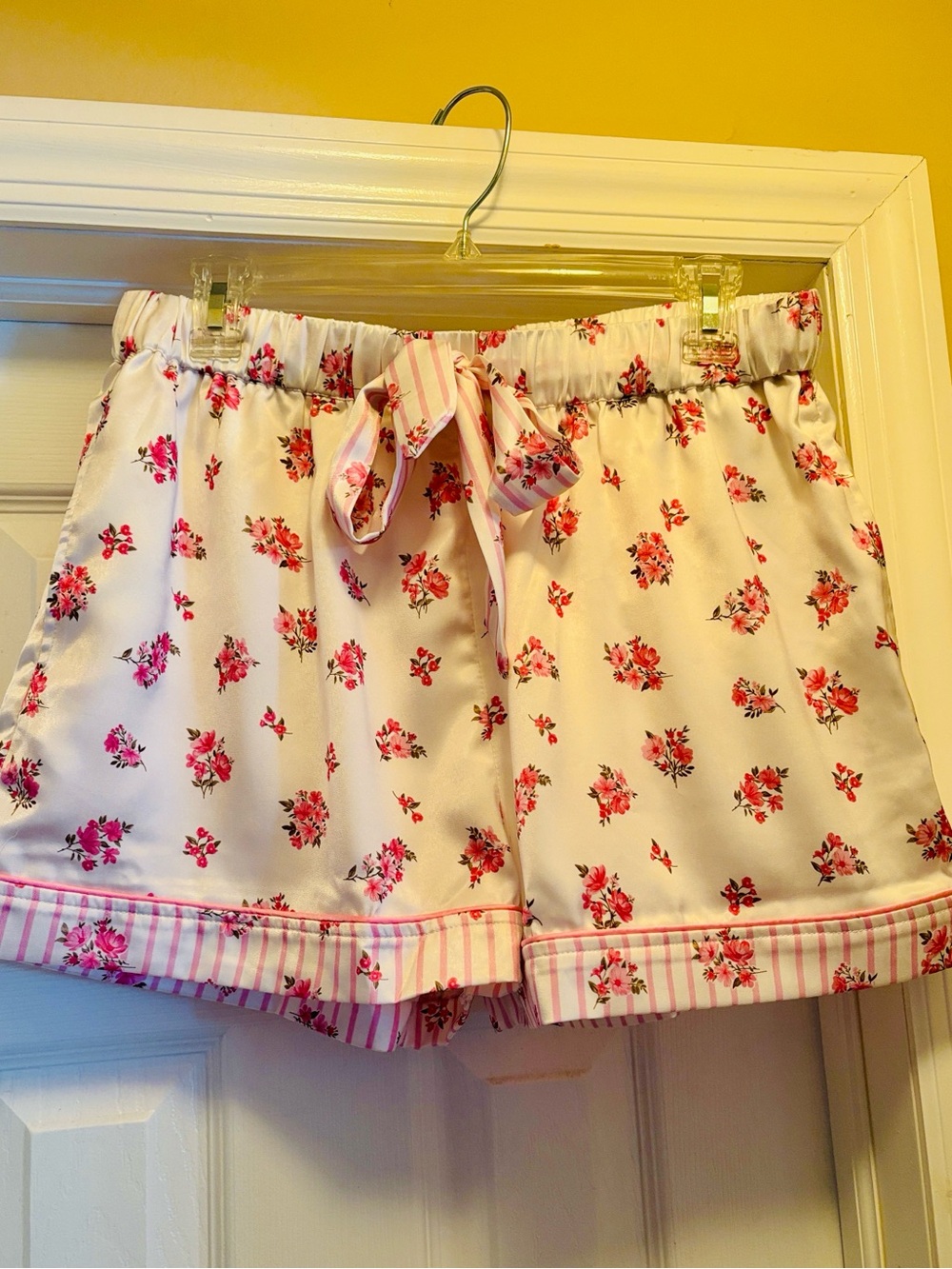 *NEW* PEACH LOVE CALIFORNIA Pink Floral Satin Women's Sleep Shorts 🩷🌷🤍